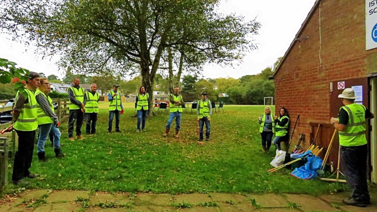 Volunteer Day at Oliver’s Park – Colehill Parish Council